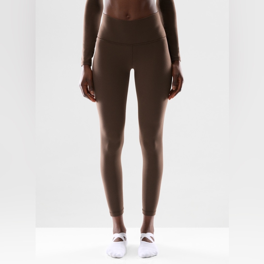 Aritzia TNA BUTTER Cheeky Hi-Rise 24" Legging